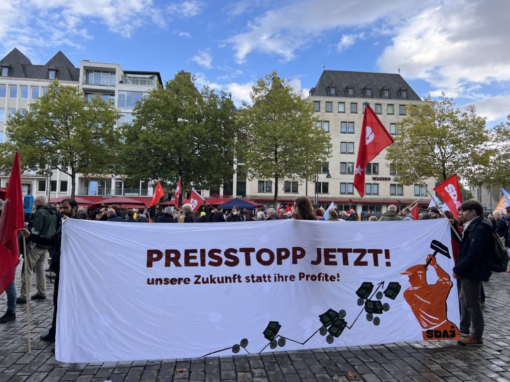 Almanya'daki artan fiyatlar ve hayat pahalılığı Köln'de protesto edildi