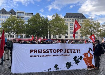 Almanya'daki artan fiyatlar ve hayat pahalılığı Köln'de protesto edildi