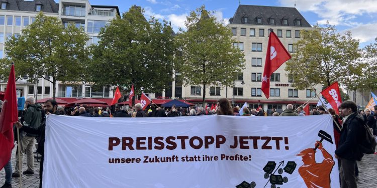 Almanya'daki artan fiyatlar ve hayat pahalılığı Köln'de protesto edildi