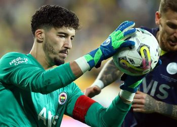 Altay Bayındır'dan eleştirilere yanıt: Bazen en güzel cevap sessiz kalmaktır