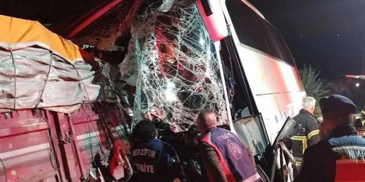 Amasya’da yolcu otobüsü ile TIR çarpıştı: 2 ölü, 20 yaralı