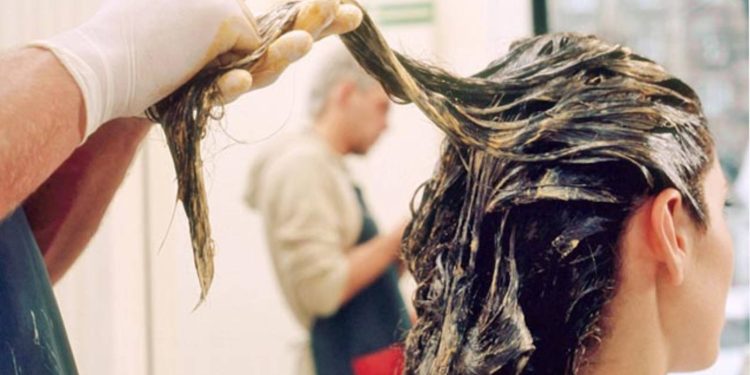 Araştırma: Saç düzleştiren kimyasallar kadınlarda rahim kanseri riskini artırıyor