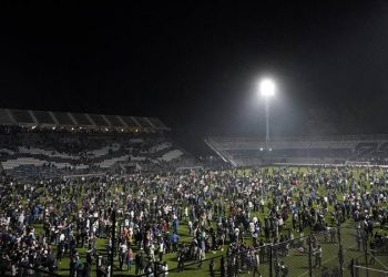 Arjantin'de Gimnasia-Boca Juniors maçı ertelendi; bir kişi hayatını kaybetti, 100 yaralı