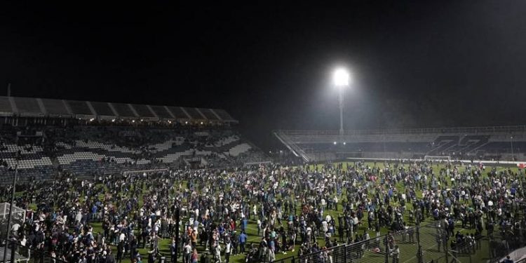 Arjantin'de Gimnasia-Boca Juniors maçı ertelendi; bir kişi hayatını kaybetti, 100 yaralı