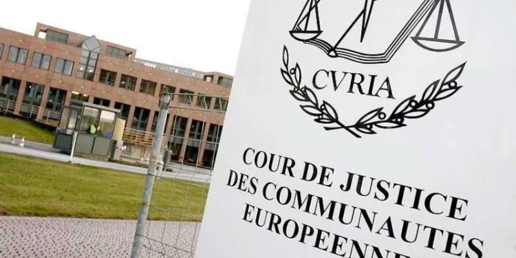 Avrupa Adalet Divanı: AB ülkelerinde işveren çalışanlara başörtüsü takmayı yasaklayabilir