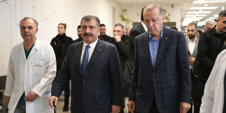 Bakan Koca açıkladı: Beş işçinin durumu ağır