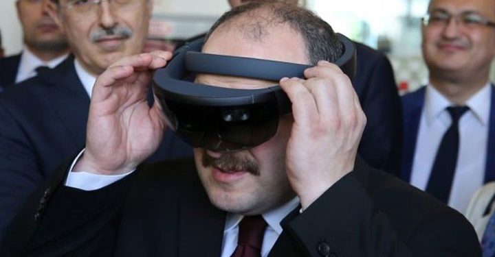 Bakan Varank ‘ikinci el’ önerdi: Zengin bir ülke değiliz, sık telefon değiştirmek ihtiyaç değil