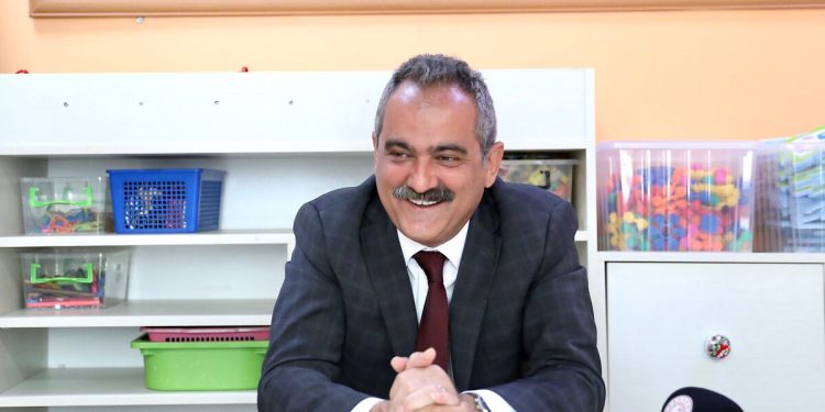 Bakan istedi, başarısız olan veya devamsızlıktan kalan 22 bin öğrenci sınıf geçti