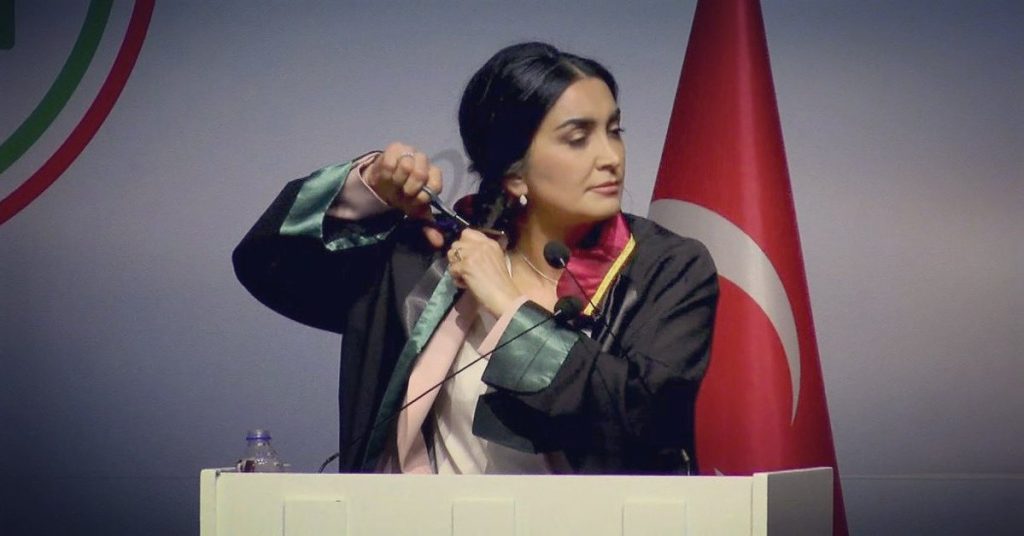 Baro seçiminde İranlı kadınlara destek: Kadın avukatlar kürsüde saçlarını kesti