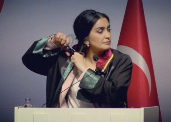 Baro seçiminde İranlı kadınlara destek: Kadın avukatlar kürsüde saçlarını kesti