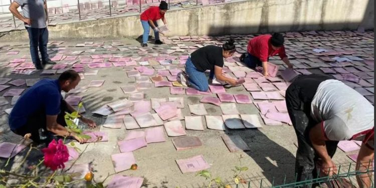 Bartın’da sel basan SGK arşivi güneşte kurutuluyor