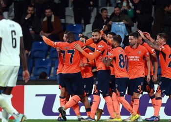 Başakşehir farklı kazandı, Konferans Ligi'nde gruptan çıkmayı garantiledi