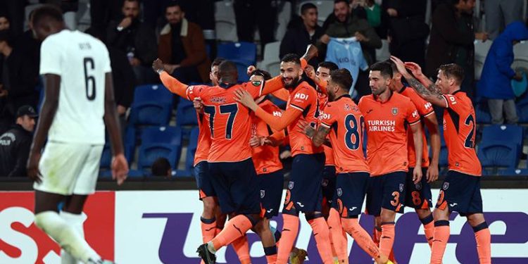Başakşehir farklı kazandı, Konferans Ligi'nde gruptan çıkmayı garantiledi
