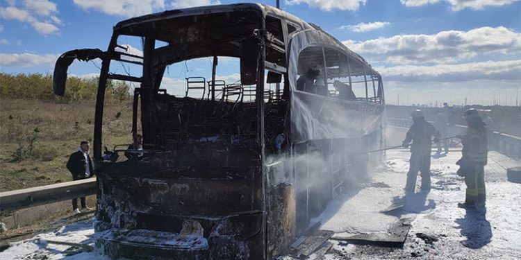 Batman’dan İstanbul’a gelen yolcu otobüsü alev alev yandı