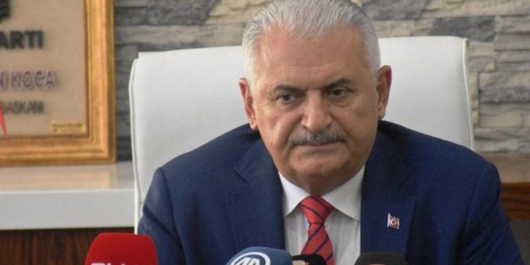Binali Yıldırım trafik kazası geçirdi