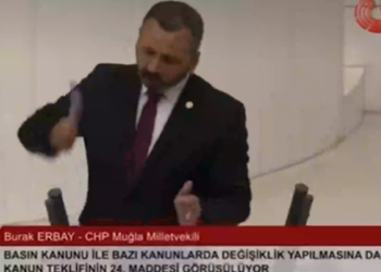 CHP'li vekil sansür yasası görüşmelerinde kürsüye çıktı, çekiçle telefonunu kırdı