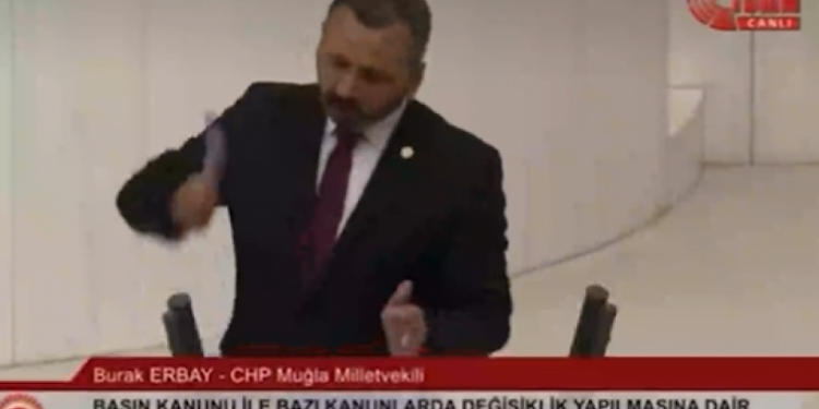 CHP'li vekil sansür yasası görüşmelerinde kürsüye çıktı, çekiçle telefonunu kırdı
