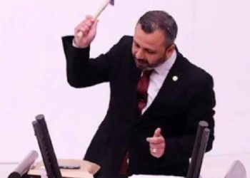 CHP’li vekil ‘sansür yasası’na tepki için çekiçle telefonunu kırdı