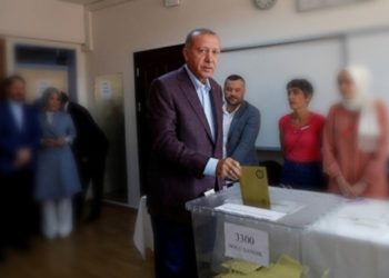 Canlı yayında açıkladı: İşte Erdoğan'ın masasındaki ankete göre AKP'nin oy oranı