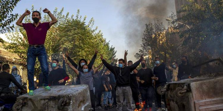 Devrim Muhafızları’nın tehdidi de işe yaramadı, İran’da öğrenciler yine sokaklarda 