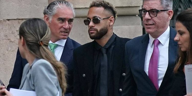 Dünyaca ünlü futbolcu Neymar hâkim karşısında: 5 yıl hapsi isteniyor!