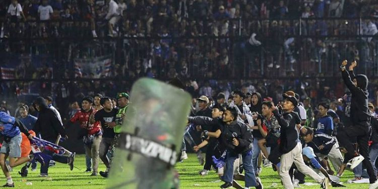 Endonezya Polisi: İzdiham yaşanan stadyumun kapıları kaçmaya uygun değil