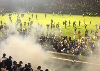 Endonezya’da futbol maçında izdiham: 174 ölü