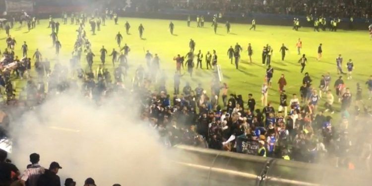 Endonezya’da futbol maçında izdiham: 174 ölü