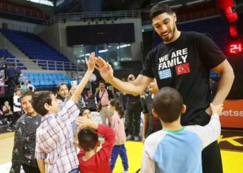 Enes Kanter Atina’da: Mülteci çocuklarla buluştu, PASOK lideri Androulakis ile görüşecek
