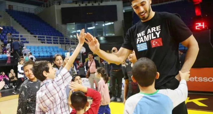 Enes Kanter Atina’da: Mülteci çocuklarla buluştu, PASOK lideri Androulakis ile görüşecek