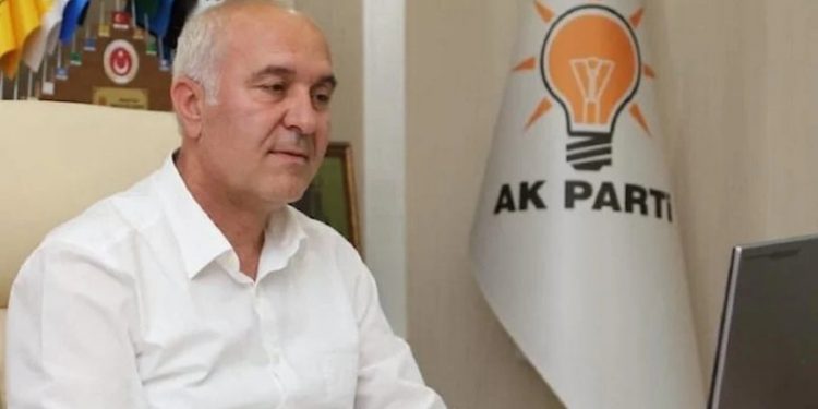 Erdoğan'ın danışmanının kardeşine yumruk attı, istifa etti!