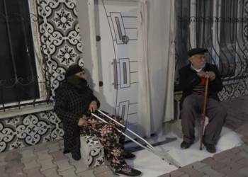 Ev sahibi kapının kilidini değiştirdi, yaşlı çift kapıda kaldı