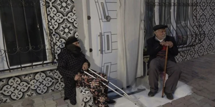 Ev sahibi kapının kilidini değiştirdi, yaşlı çift kapıda kaldı