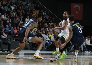 Fenerbahçe Beko, Manisa BBSK'yı farklı geçti