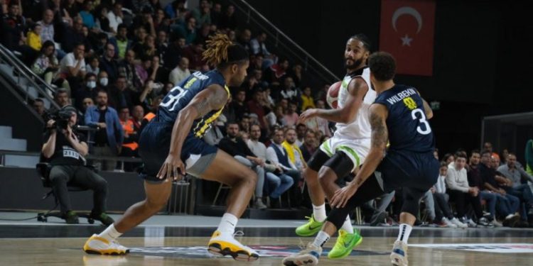Fenerbahçe Beko, Manisa BBSK'yı farklı geçti