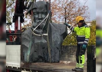 Finlandiya, ülkede bulunan son Lenin heykelini de kaldırdı