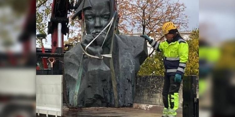 Finlandiya, ülkede bulunan son Lenin heykelini de kaldırdı