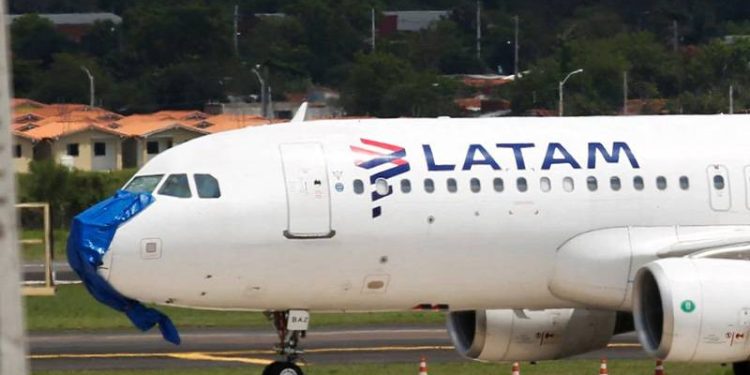 Fırtınada burnu kopan yolcu uçağı acil iniş yaptı