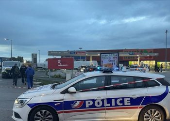 Fransa'da akaryakıt istasyonunu 'işgal eden' bir grup benzini belirledikleri fiyattan sattı