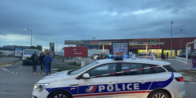 Fransa'da akaryakıt istasyonunu 'işgal eden' bir grup benzini belirledikleri fiyattan sattı