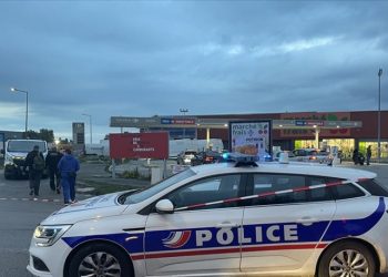 Fransa'da akaryakıt istasyonunu 'işgal eden' gençler, benzini belirledikleri fiyattan sattı
