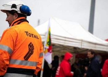 Fransa'da petrol rafineleri çalışanları "greve devam" kararı aldı