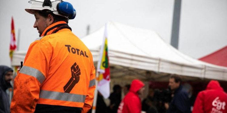 Fransa'da petrol rafineleri çalışanları "greve devam" kararı aldı