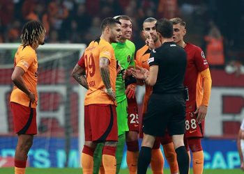 Galatasaraylı oyunculardan hakem tepkisi: Neden sürekli bize karşı hata yapıyorlar?