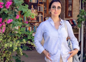 Gazeteci Lube Ayar: 15 yaşından 18 yaşına kadar başörtülüydüm