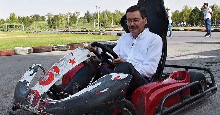 Gökçek, ‘kaçakçı’ dediği belediye çalışanını kendisi işe almış