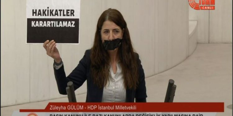 HDP'li Gülüm Sansür Yasası'nı Meclis kürsüsünden protesto etti
