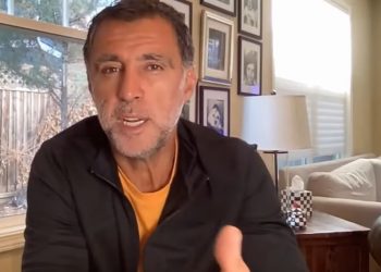 Hakan Şükür, Oğuzhan Uğur’a seslendi: ‘Kamerasını alıp kanser babama gitsin’