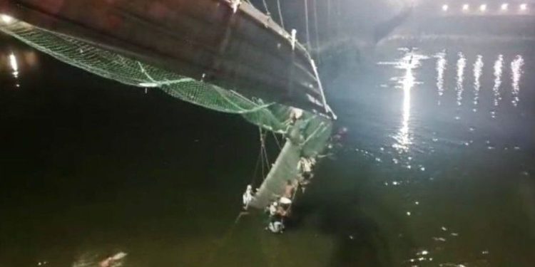 Hindistan’da köprü çöktü; en az 32 ölü