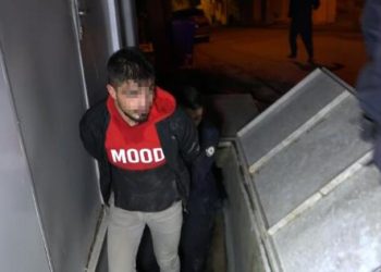 Hırsızlık şüphelisi uyuyor numarası yaptı, polisi görünce ‘Ben neredeyim’ dedi